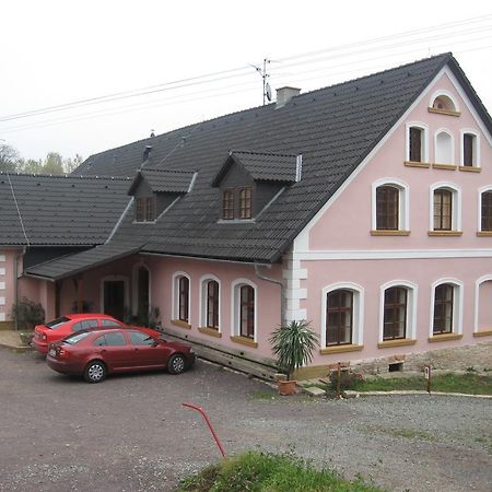 Restaurace A Penzion U Pesiku Cerveny Kostelec Exterior photo